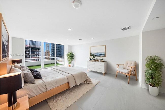 Building Photo - 555 NE 34th St