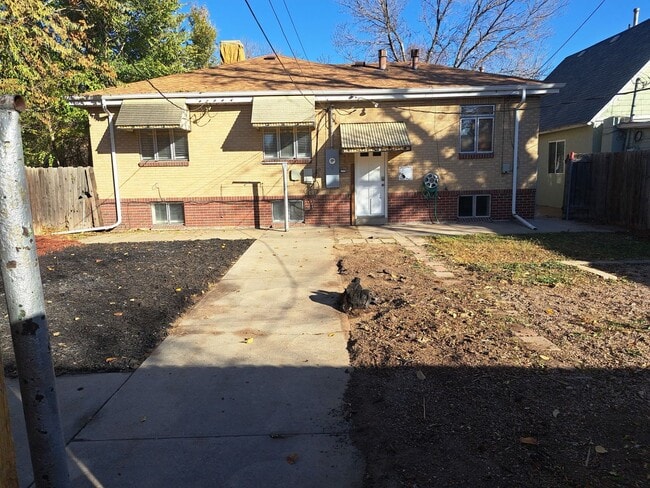 Building Photo - Spacious Sunnyside Bungalow, Finished Basement, 2-Car Garage