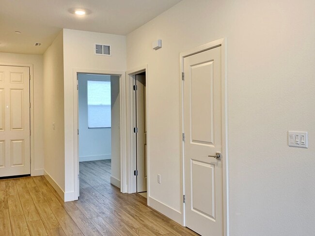 Building Photo - 4 Bedroom Home in Hollister