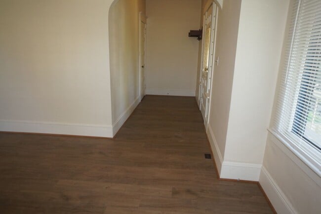 Building Photo - Beautiful 3 bedroom 1 bathroom NE Bungalow "Sabin area"