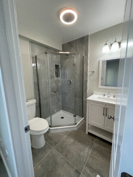 Building Photo - 900 W Graham Ave