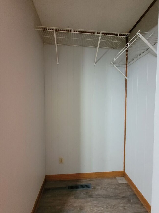 Building Photo - Move In Special! 4 Bedroom 1.5 Bath house!