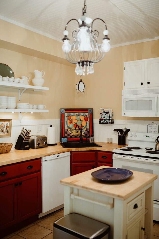 Building Photo - 108 W 6th St