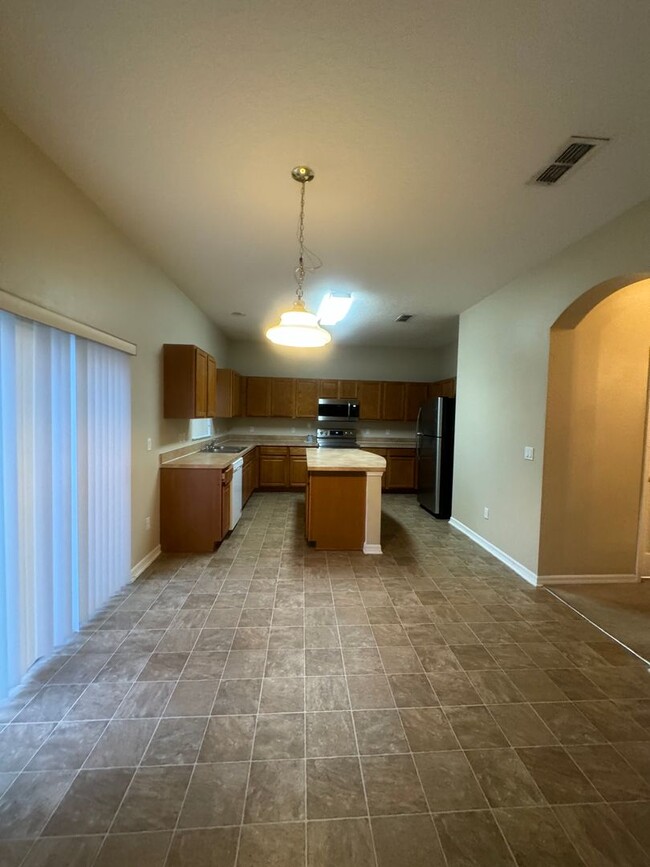 Building Photo - Spacious 3 bedroom, 3 bath, 3 car garage h...