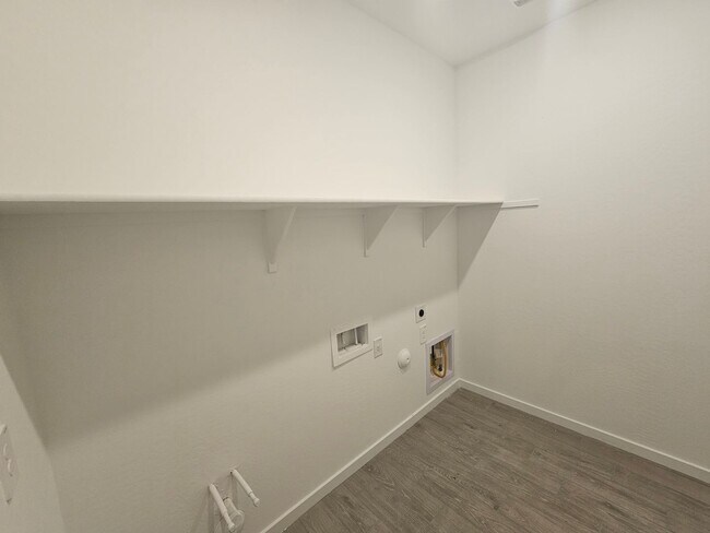 Building Photo - Beautiful new build w mountain views