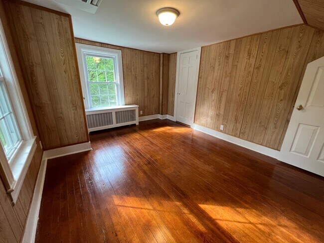 Building Photo - 23 Pinetree Ln