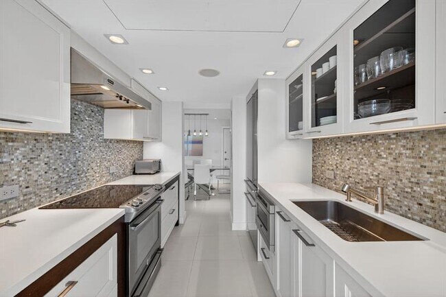Building Photo - 2715 N Ocean Blvd