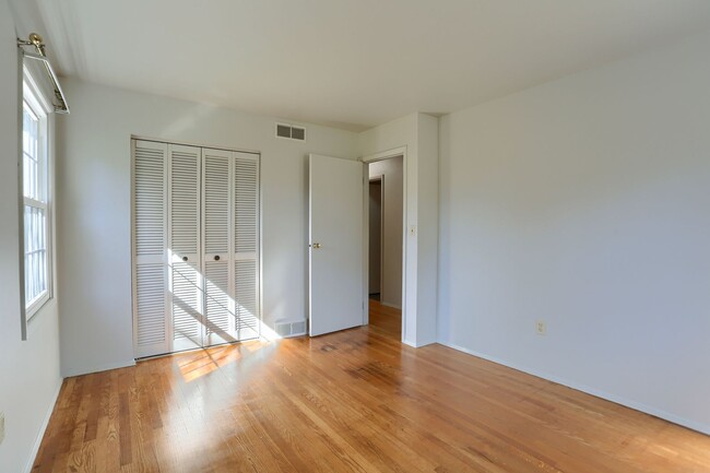 Building Photo - 332 Deerfield Rd