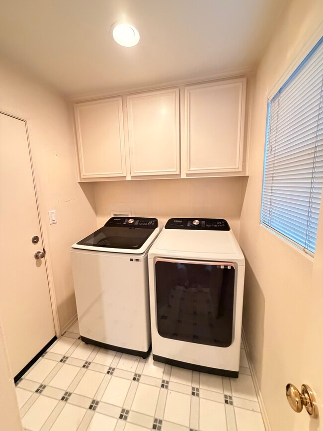 Building Photo - 27 Surfbird Ln