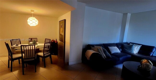 Building Photo - 3301 N Country Club Dr