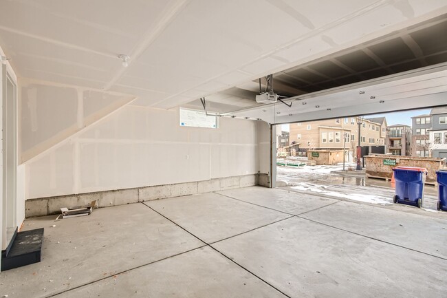 Building Photo - Stylish 3 bed/4 bath Town Home