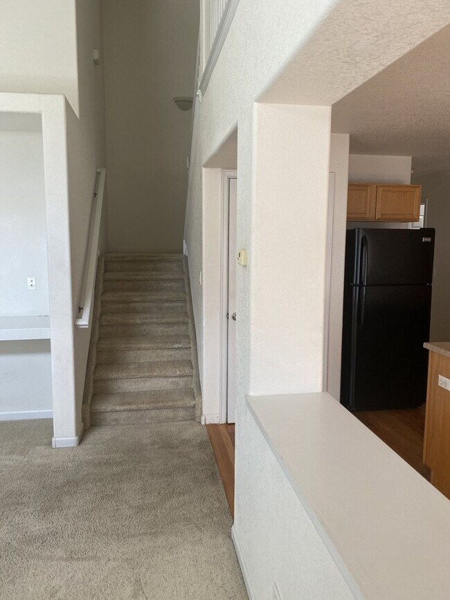 Building Photo - AVAILABLE SEPTEMBER! Charming Townhome in ...