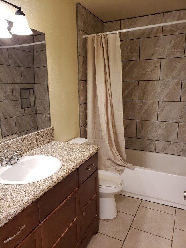 Building Photo - SPACIOUS/AFFORDABLE 3BR/2BA Apartment