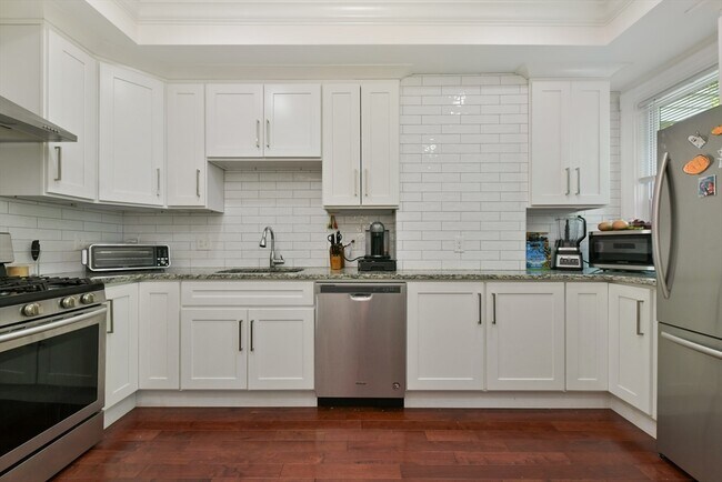 Building Photo - 530-532-532 E 6th St