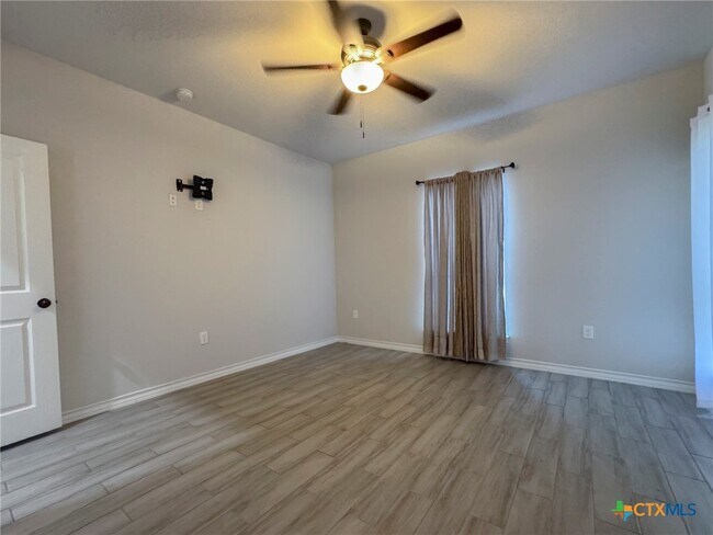 Building Photo - 2410 Golf Dr