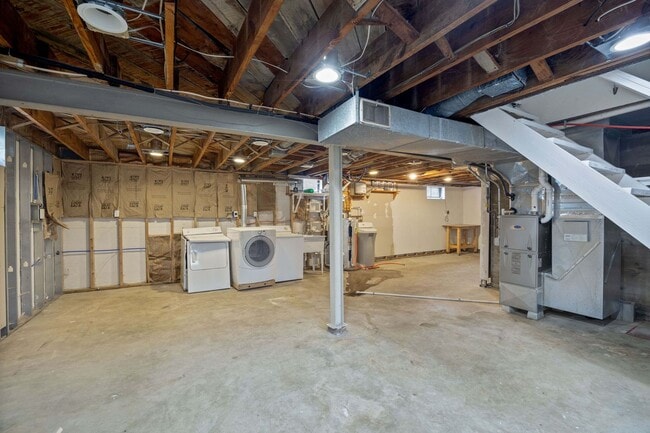 Building Photo - COLLEGE HILL-BEAUTIFULLY MAINTAINED 3 BEDR...