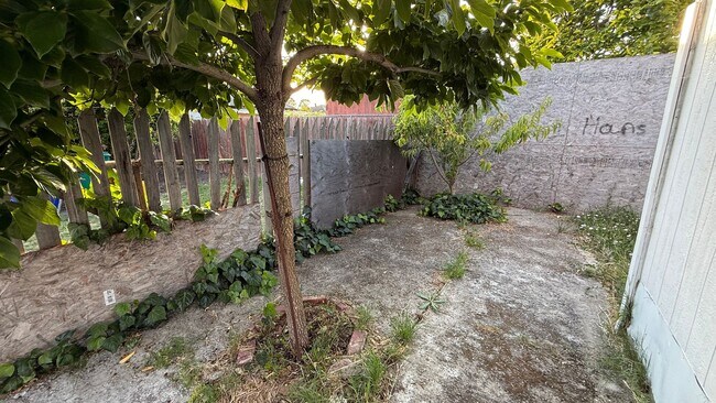 Building Photo - EPIC REA: Charming 2 Bed/ 1 Bath Home in O...