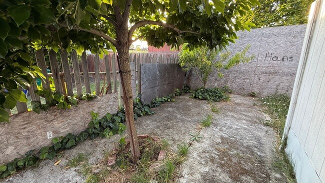 Building Photo - EPIC REA: Charming 2 Bed/ 1 Bath Home in Oakland’s Foothill Neighboorhood