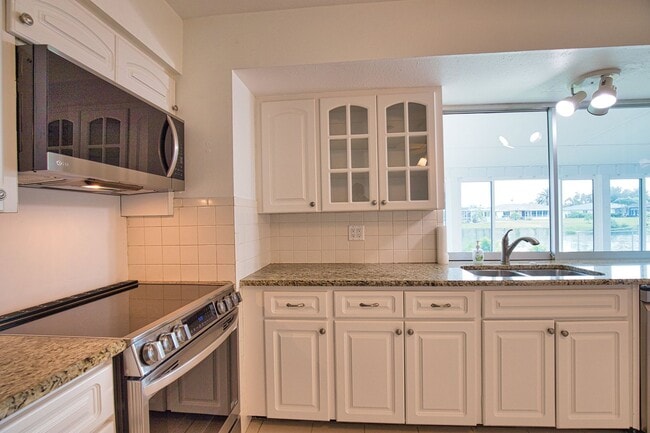 Building Photo - Annual Unfurnished 2 Bedroom 2 Bathroom Single Family Home in Venice Gardens with Water View!