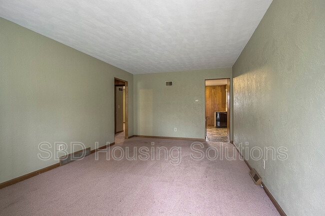 Building Photo - 9519 E 18 St S