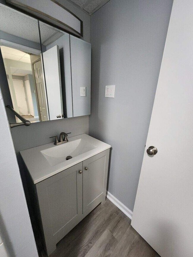 Building Photo - Live Comfortably in Troy – Renvated 1-Bedr...