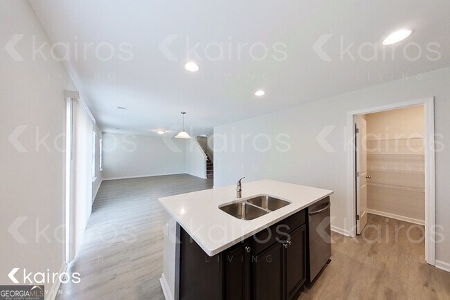 Building Photo - 15 Duluth Dr