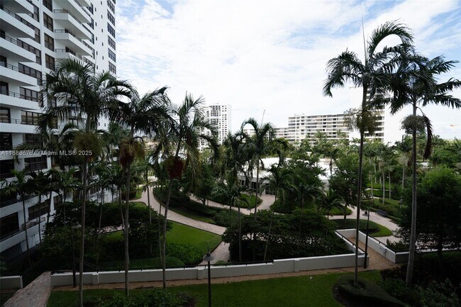 Building Photo - 2500 Parkview Dr