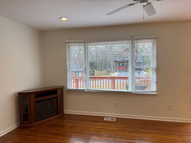 Building Photo - Black Mountain Gem Near Lake Tomahawk!