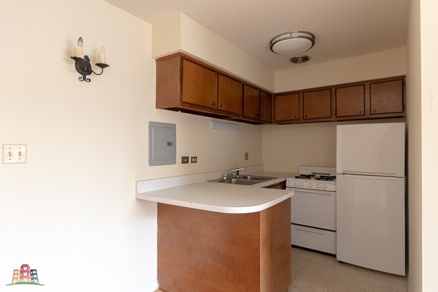 Building Photo - 659 W Wrightwood Ave