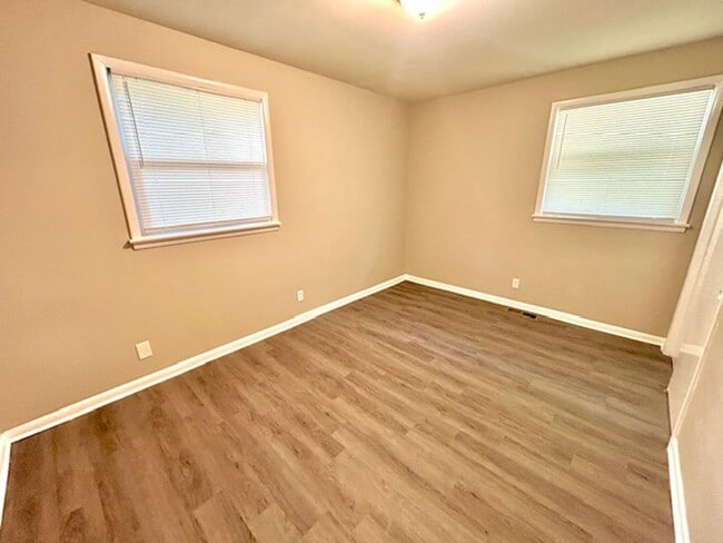 Building Photo - 3902 Lakeview Dr NW
