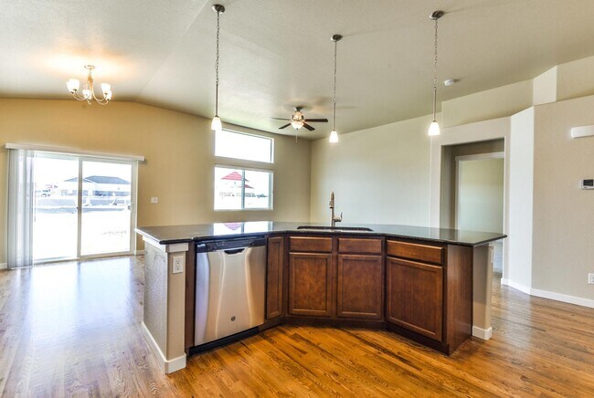Building Photo - Beautiful 5 bed 3 bath home in the Pelican...