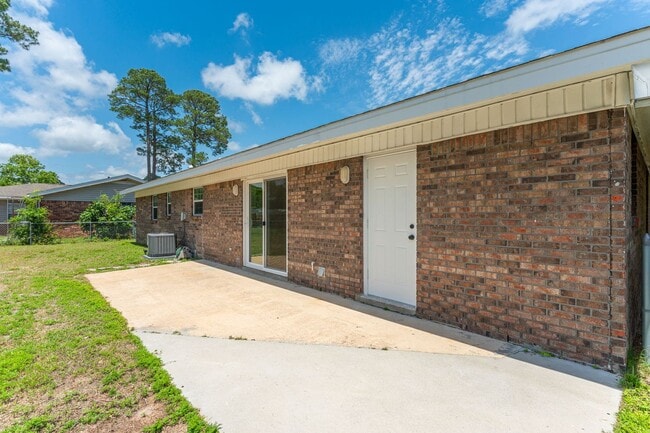 Building Photo - Central 4 bedroom in Niceville!