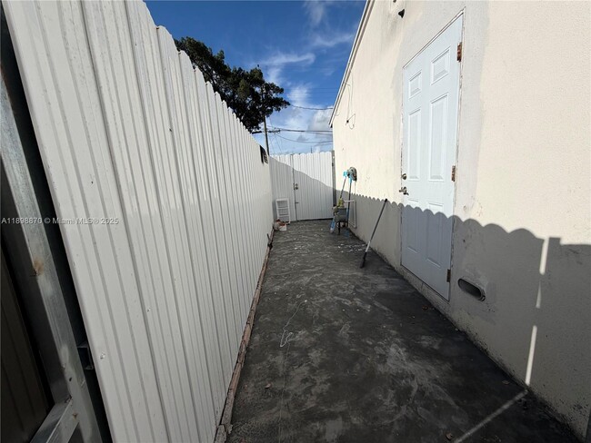 Building Photo - 4381 SW 23rd St