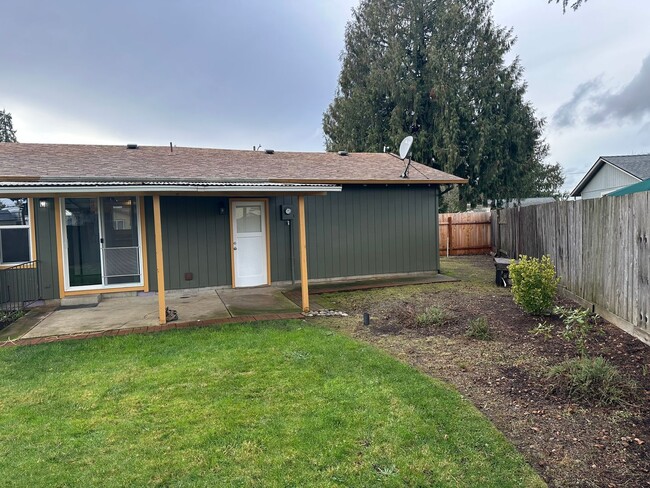 Building Photo - 3 bedroom 1 bath house in Thurston neighbo...