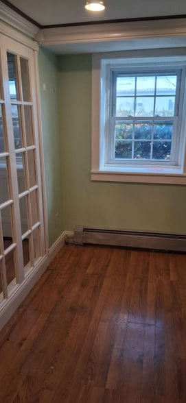 Building Photo - 204 Main St