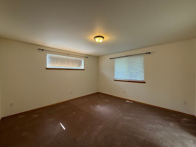 Building Photo - 4 Bed 2 Bath Home in Waterbury Meadows