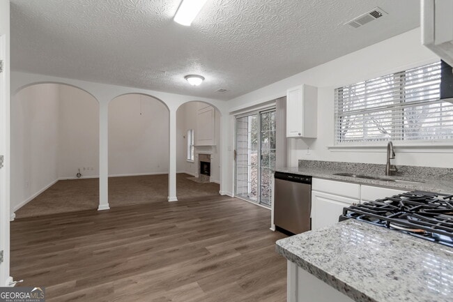 Building Photo - 1385 Pinebreeze Way