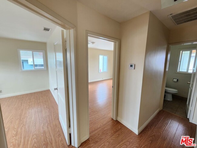 Building Photo - 5264 Cahuenga Blvd