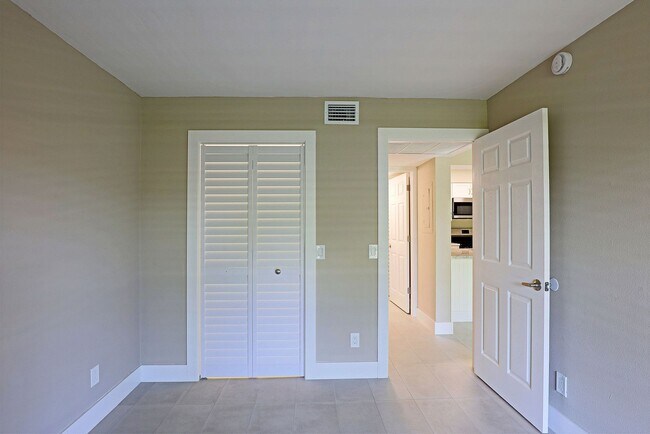 Building Photo - 5303 Summerlin Rd