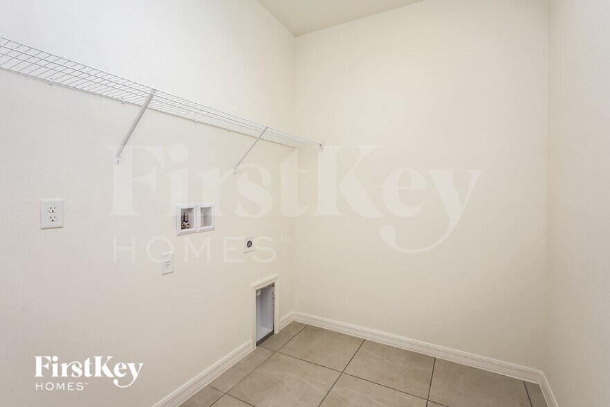Building Photo - 360 Corbel Ln