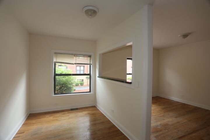 Building Photo - 832 W Waveland Ave