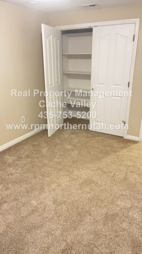 Building Photo - Beautiful 6 bedroom home available for immediate move in!