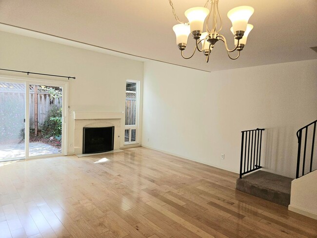 Building Photo - Superb Location for this Spacious 2 Bedroom 1.5 Bath Campbell Townhouse