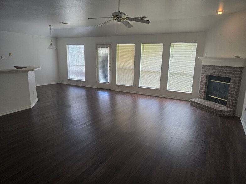 Building Photo - 1512 Parrot Ct