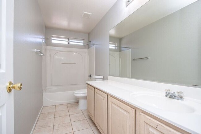 Building Photo - Welcome to this beautiful 4 bedroom, 3 bathroom home in San Tan Valley, AZ.