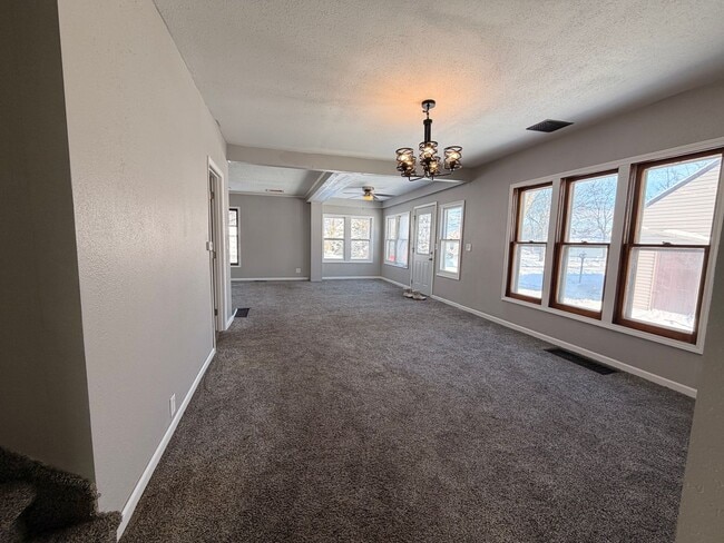 Building Photo - 5 Bedroom house in Webster City with Huge Garage! $1395