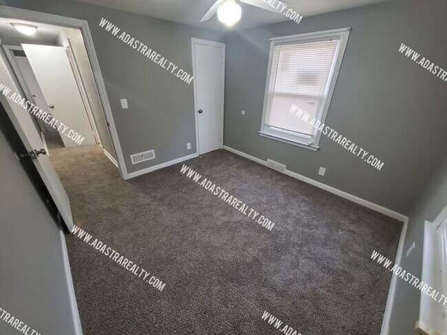 Building Photo - Spacious Raytown Home-Available NOW!!