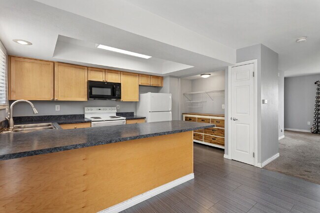 Building Photo - Southgelnn Townhome - 3 Bedrooms - 3 Bathr...