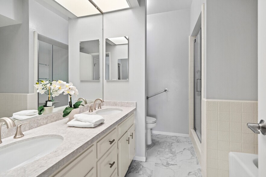 Building Photo - 1167 Roxbury Dr