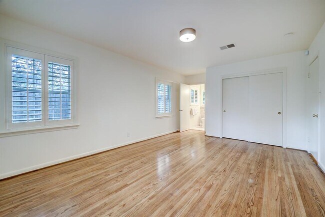 Building Photo - 722 Camelot Ln
